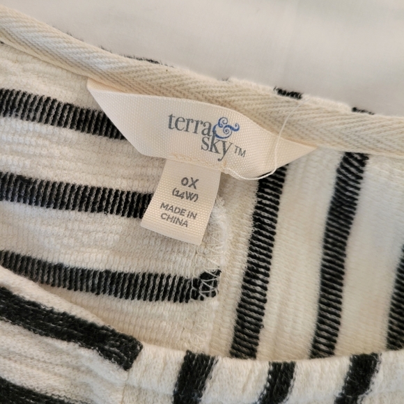 4/$30🌟Terra & Sky Stripe White n Black - Picture 4 of 5